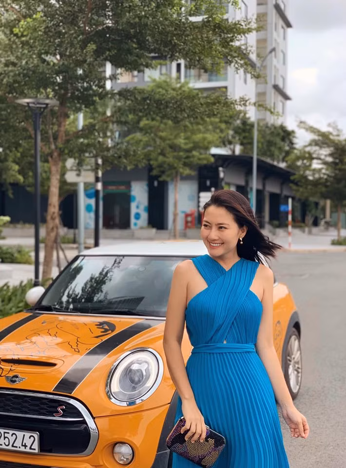 Không khác trong phim là mấy, Ngọc Lan ngoài đời có phong cách ăn mặc sành điệu và thời thượng không kém.