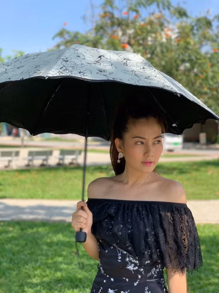 Bà mẹ một con "khoe" bờ vai trắng nõn nà trong chiếc váy trễ vai.