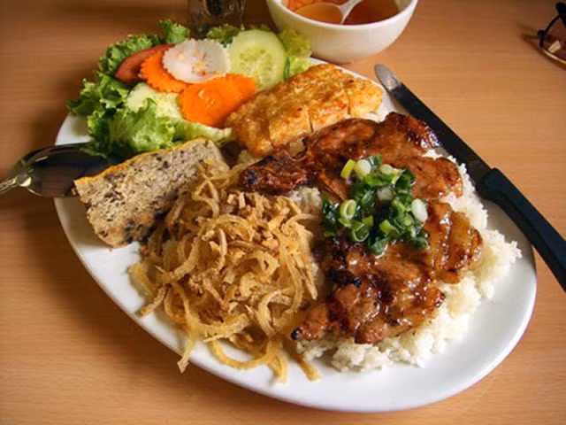 Không ít lần xuất hiện trên các trang báo nước ngoài, cơm tấm sườn bì chả được đánh giá là một trong những món ăn đường phố bình dân mà lại vô cùng hấp dẫn. 