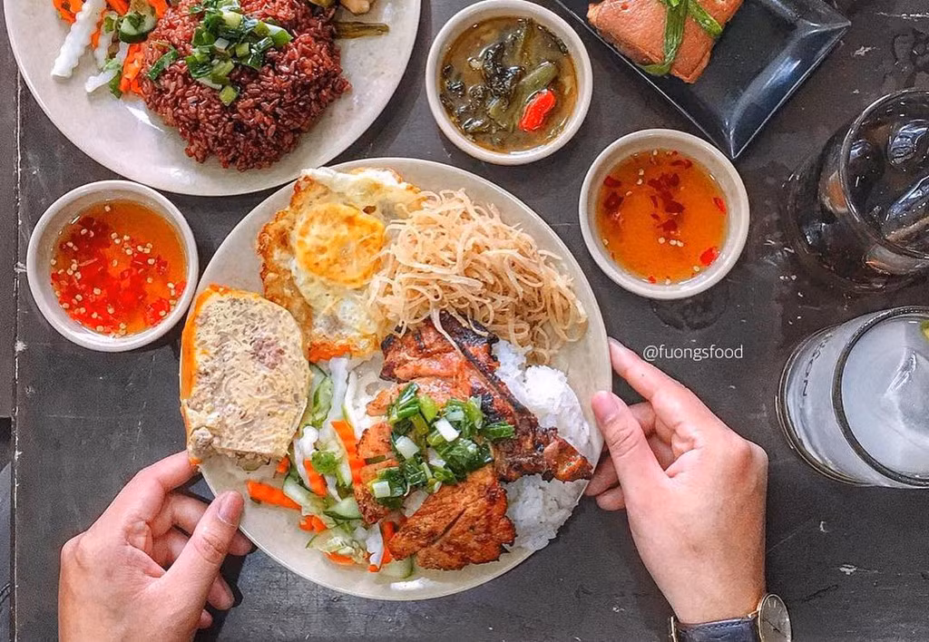 Một đĩa cơm tấm sà bì chưởng ngon phải khơi dậy được ở thực khách từ cảm quan, khứu giác đến vị giác. Cơm phải đúng tấm, xốp. Sườn được ướp vừa đủ gia vị, nướng khéo để có màu vàng ánh, đậm đà, giòn bên ngoài nhưng mềm ngọt bên trong.