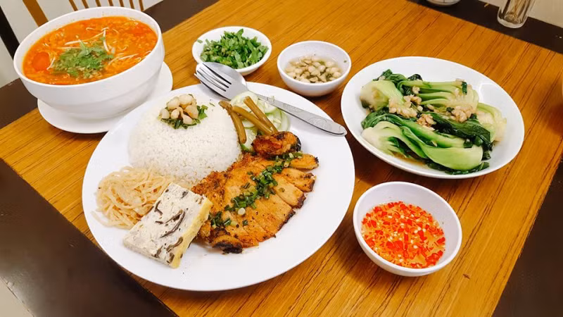 “Sà bì chưởng” là cách nói vui của người dân Sài Gòn khi nhắc đến món cơm tấm sườn bì chả, một món ăn đặc sản của người miền Nam nói chung hay Sài Gòn nói riêng.