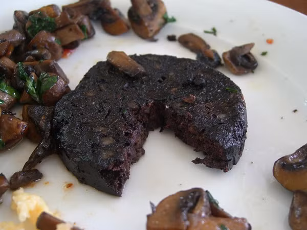 Bánh pudding đen: Đây thực chất là một dạng xúc xích đặc biệt được làm từ tiết lợn, bột lúa mạch, mỡ lợn và muối. Nguyên liệu làm bánh có thể thay đổi theo từng vùng miền. Ở nhiều nơi, người ta thay thế tiết lợn bằng tiết bò hoặc tiết cừu.