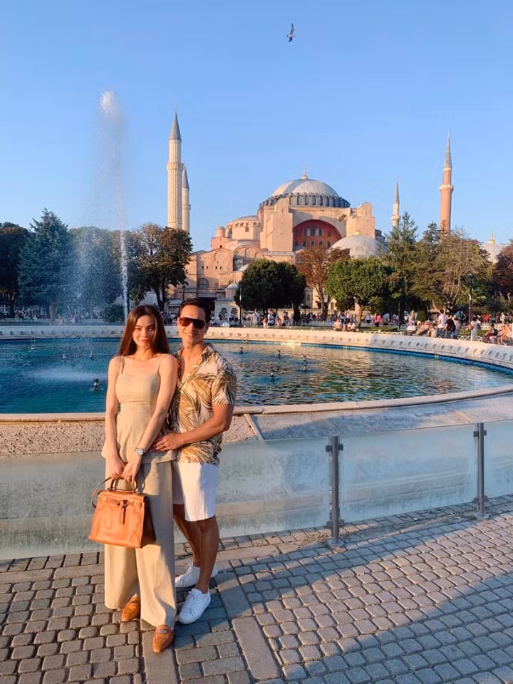 Cặp đôi mặc đồ khá ăn ý khi nghỉ dưỡng tại Istanbul, Thổ Nhĩ Kỳ. 