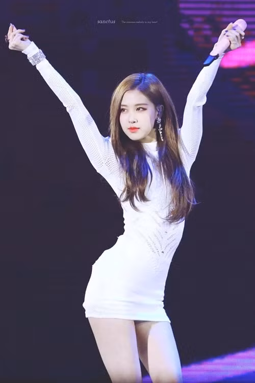 Để có được vòng eo thon đáng ghen tị, Rosé chia nhỏ các bữa, ăn làm nhiều bữa trong ngày nhưng mỗi bữa chỉ ăn một lượng rất nhỏ.