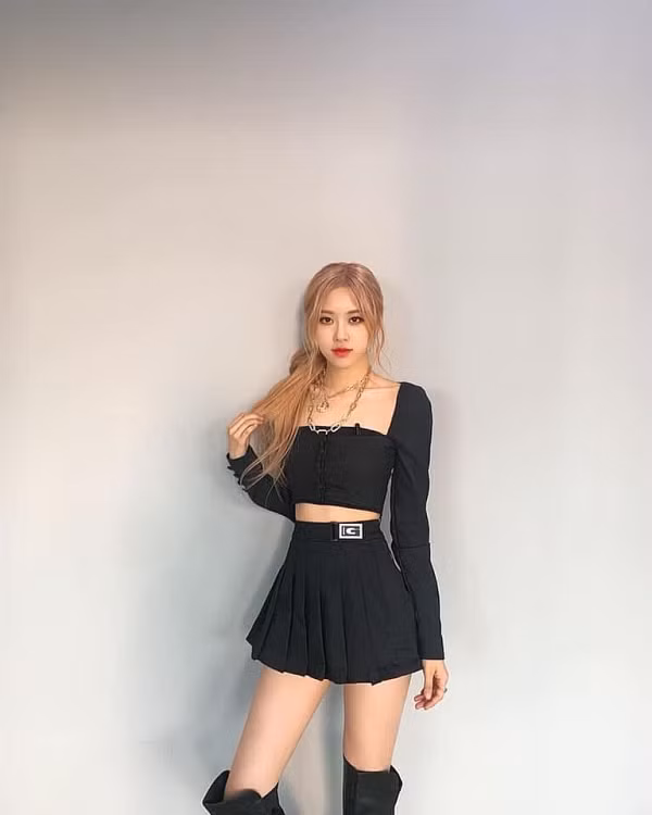Ngoài ra, nữ thần tượng sinh năm 1997 còn thích ăn cay. Có lẽ chính thói quen ăn cay giúp cô có hình thể vô cùng thon gọn vì cay là gia vị giảm cân rất tốt.