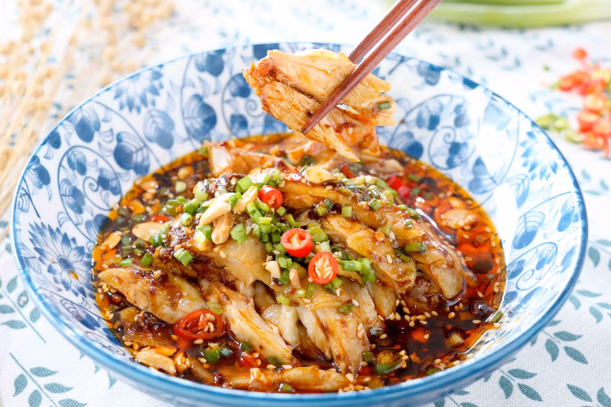 Gà “chảy nước miếng” Tứ Xuyên: Sở dĩ món ăn có tên gọi như vậy là vì chỉ cần nhìn thấy món ăn này thì bất cứ ai cũng thấy thèm thuồng và tuôn nước miếng ra ừng ực ngay. Ngoài ra, do món này siêu cay nên khi cho vào miệng thì vị cay của ớt cũng khiến tuyến nước bọt trong miệng người ăn tiết ra nhiều hơn bình thường.