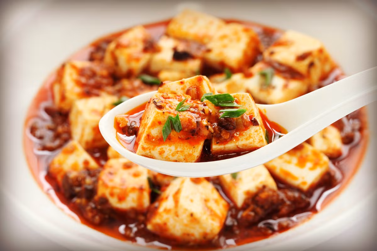 Nếu tới Tứ Xuyên và còn đang phân vân không biết nên ăn gì, thì đậu phụ Mapo thưởng thức cùng cơm trắng là một sự lựa chọn tuyệt vời cho bữa trưa đơn giản của bạn.