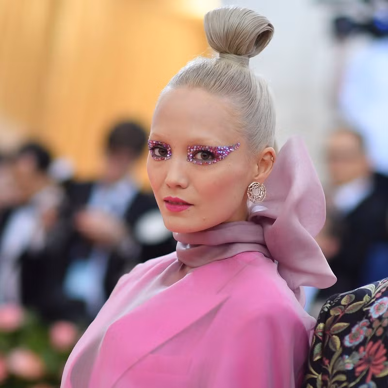 Diễn viên Pom Klementieff búi tóc củ hành, vẻ kịch tính được nhấn duy nhất ở đôi mắt với các hạt cườm cuốn hút.