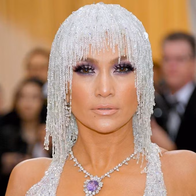 Jennifer Lopez thu hút toàn bộ sự chú ý vào đôi mắt màu tím và hàng mi đen đậm cong vút. Làn môi màu bợt được phủ một lớp son bóng mang đến diện mạo cá tính cho nữ diễn viên.