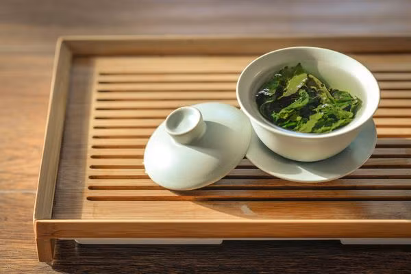 7. Trà xanh giúp chống lại vi khuẩn gây mùi trong miệng, làm sạch miệng và để lại cảm giác sảng khoái, do đó làm giảm mùi hôi miệng.