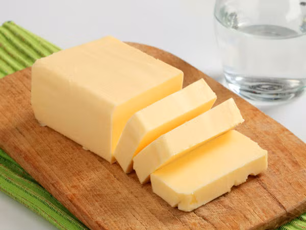 Bơ: Sản phẩm từ sữa này chứa một lượng vitamin D nhỏ. Bơ chứa chất béo bão hòa, cần thiết cho cơ thể để hấp thụ chất chống oxy hóa và vitamin D.