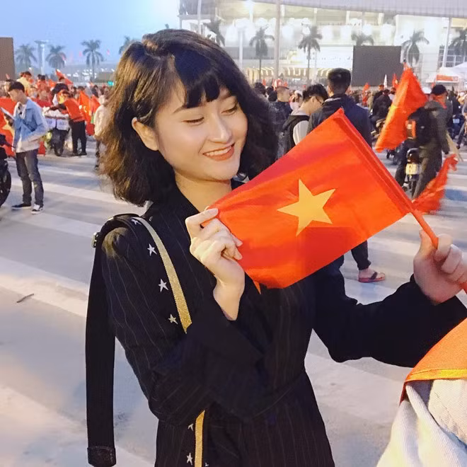 Nguyễn Thùy Dương - bạn gái tiền vệ Nguyễn Huy Hùng - cũng nhanh chóng bắt trend bằng cách đăng nhiều hình chụp của chính mình trong quá khứ. Ảnh: @ntd.cesc.