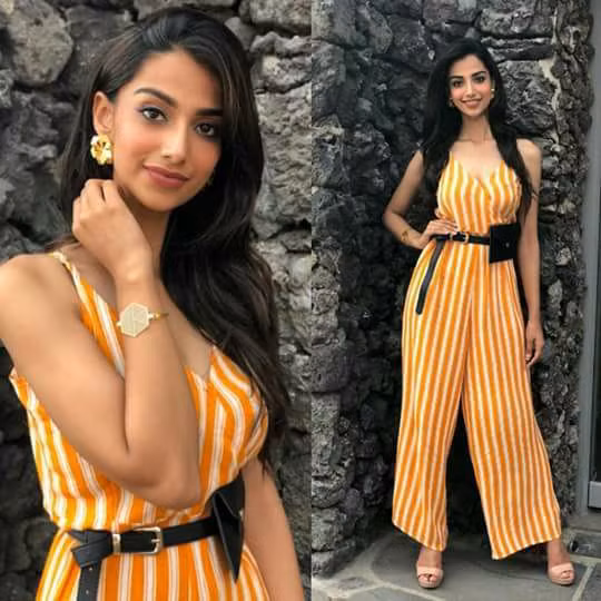 Meenakshi Chaudhary diện chiếc jumpsuit kẻ sọc sang chảnh, tôn dáng. Ảnh: FBNV.