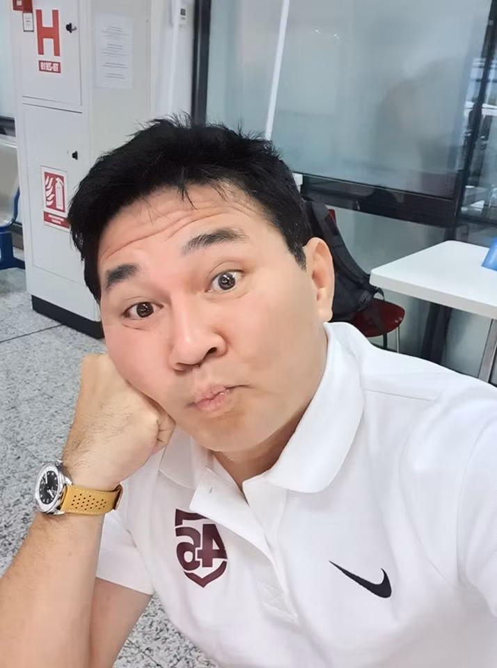 Nguyễn Hoài Nam diện áo phông trắng và tạo dáng khá teen.