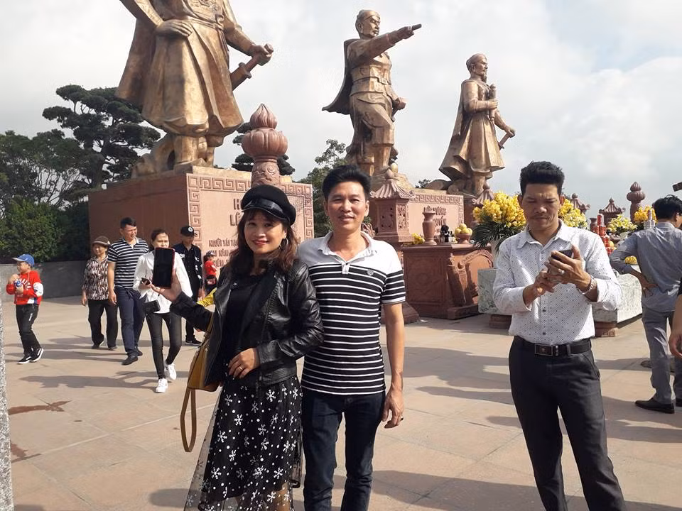 Cách chọn trang phục của Lê Thị Dần ngày càng sang chảnh và hiện đại hơn.