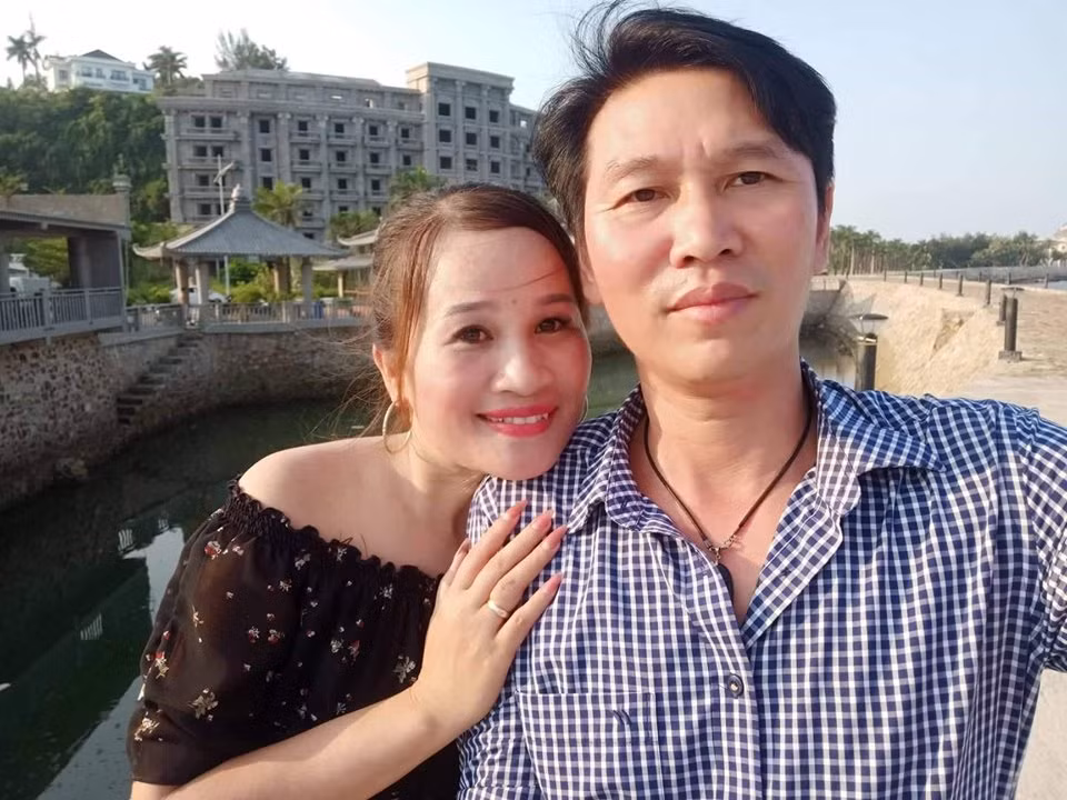 Nữ danh hài mặc áo trễ vai gợi cảm khi đi cùng chồng.