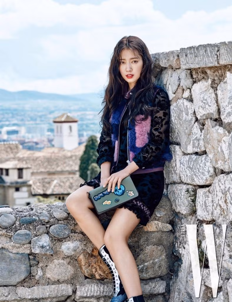 Không chạy theo xu hướng hở hang, khoe da thịt mà ở tuổi 24 Park Shin Hye luôn chọn cho mình trang phục thanh lịch, đơn giản mà không kém phần duyên dáng, quyến rũ.