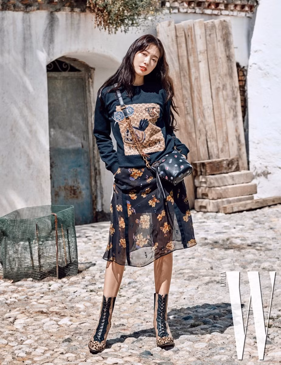 Park Shin Hye luôn mang một phong cách thời trang nữ tính, không cần hở hang mà lại gợi cảm.