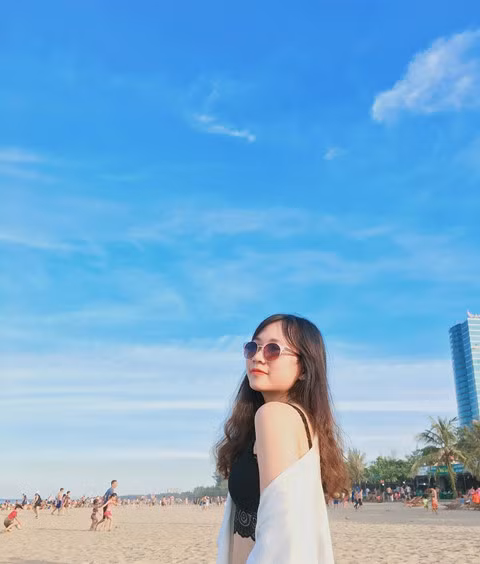 Nghệ An: Giữa cái nóng oi ả những ngày đầu hè ở mảnh đất miền Trung đầy nắng và gió, Cửa Lò (Nghệ An) vẫy gọi du khách về với vùng biển mát mẻ, thoáng đãng. Ngoài ra, Nghệ An còn có nhiều bãi biển hoang sơ và hấp dẫn khác như Bãi Hiền, Bãi Lữ... với khung cảnh núi, rừng và biển cùng cung đường ven biển đẹp không góc chết. Ảnh: Hhaii.haa, Oanhhh.