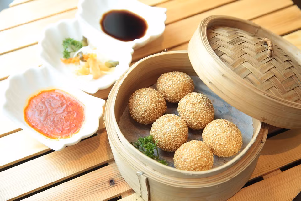 Jin Deui là những chiếc bánh rán tròn được phủ lớp mè béo ngậy, nhân bên trong thường được làm từ đậu đen và đậu đỏ.