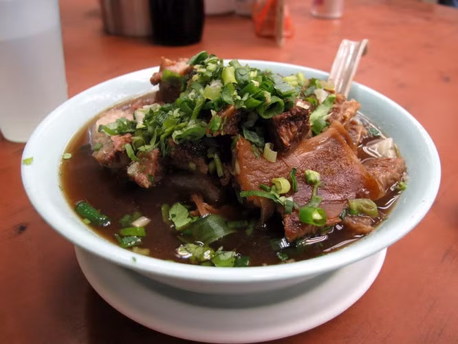 Ngau Lam Tong (bò hầm) cũng là một món ăn nổi tiếng tại Hong Kong. Nó được làm từ ức bò ướp gia vị và ninh nhừ. Miếng thịt bò ngọt thơm, mềm đến mức như tan ra trong miệng với nước dùng đậm đà sẽ dễ dàng “đánh gục” bất cứ tín đồ ẩm thực nào. Ảnh: Internet.
