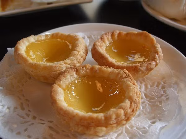 Bánh trứng là món ăn yêu thích của người dân bản địa, đặc biệt là trẻ em với vị béo ngậy của sữa và trứng.