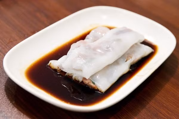 Cheong Fun nhìn khá giống món bánh cuốn Việt Nam, nhưng món này được làm chủ yếu với nhân tôm và ăn kèm với nước tương.