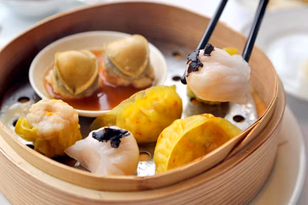 Dimsum là một trong số những món ngon hấp dẫn tại Hong Kong. Món này đơn giản chỉ là trứng được chiên giòn bên ngoài, bên trong mềm, mịn và rất thơm ngon. Món ăn đơn giản đó lại khiến bao người mê mẩn khi được thưởng thức.