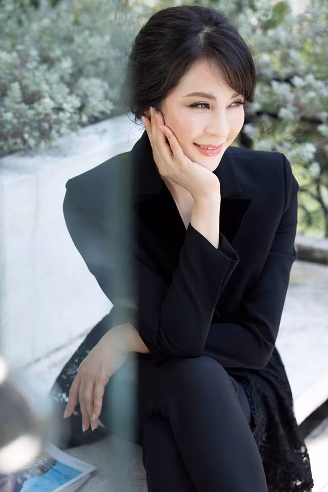 Người đẹp sinh năm 1973 có chế độ dinh dưỡng đơn giản, ăn sáng và trưa nhiều, tối ăn ít và luôn chú ý kiểm soát năng lượng nạp vào cơ thể.