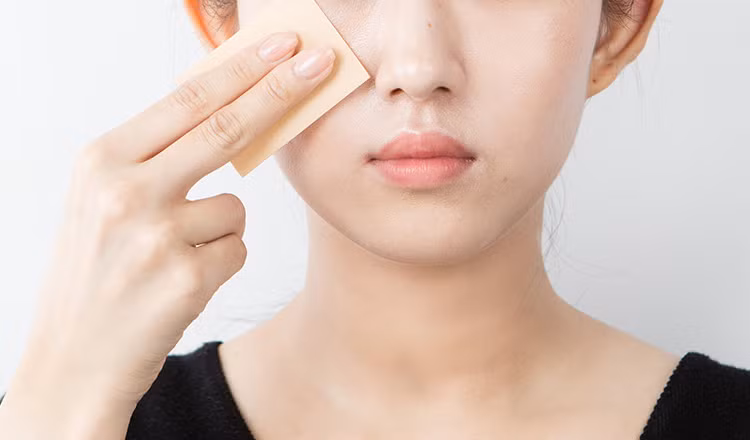 Tập trung vào những phần có nhiều dầu như trán, vùng chữ T, bên dưới mắt, cằm, giấy thấm dầu phát huy công dụng rất hiệu quả. Ảnh: Internet.