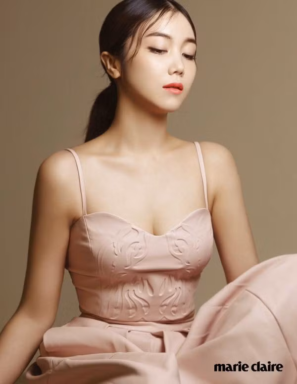 Kim Ok Bin quen thuộc với khán giả Việt Nam qua vai diễn đầy cảm xúc trong tác phẩm "Cô dâu Hà Nội". Cô nàng sinh năm 1986 theo đuổi phong cách thời trang gợi cảm nhưng không quá hở hang.