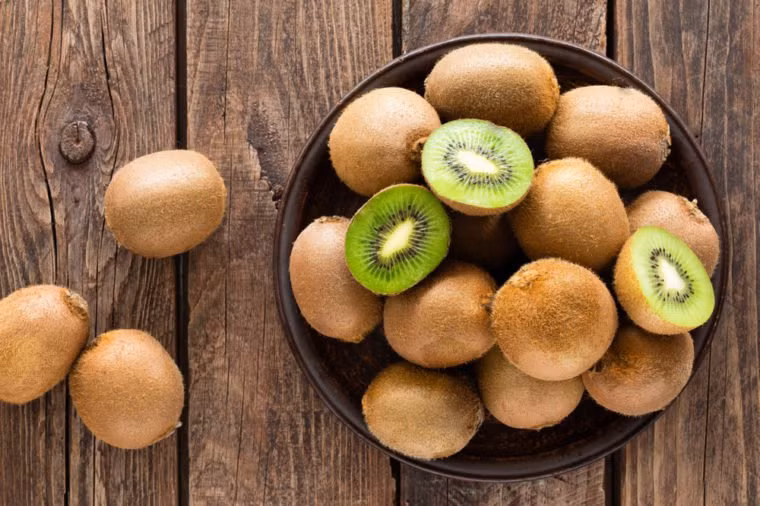 Khoảng hai quả kiwi có chứa tới 168,8 mg vitamin C. Loại siêu trái cây này cũng giàu đồng, kali và serotonin, hormone hạnh phúc giúp cải thiện chất lượng giấc ngủ.