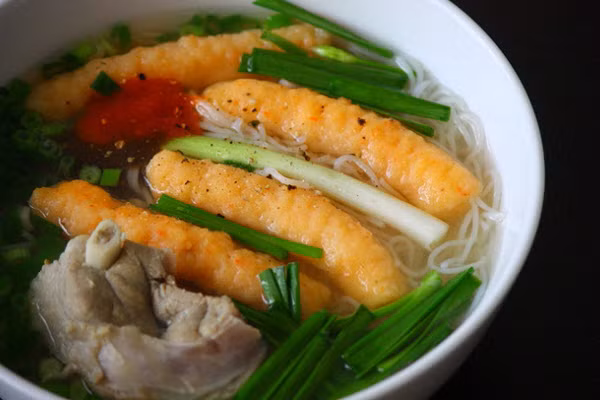 Điều làm nên hồn cốt của bát bún suông chính là thứ nước lèo mang đậm chất Trà Vinh. Phần nước này sẽ được ninh bởi xương lợn, khô mực, đầu tôm... trong nhiều giờ cho đủ độ béo ngọt. Ngoài ra còn có các loại gia vị như dầu hạt điều, muối, tiêu, mắm bò hóc... cùng ít me và tương hạt để tạo được vị ngọt thanh, thơm thoang thoảng hấp dẫn.
