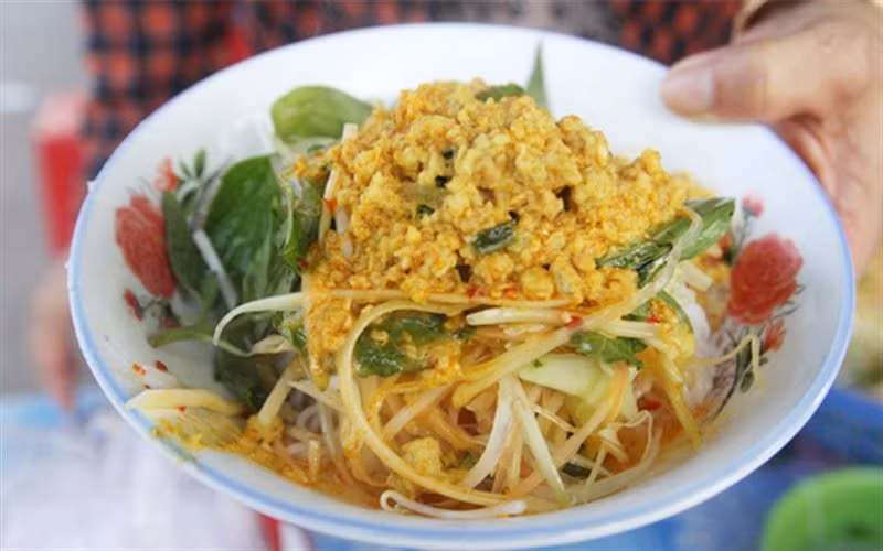 Bún kèn: Đây là một trong những đặc sản nổi tiếng ở đảo Ngọc Kiên Giang. Bún kèn hút mắt thực khách bởi màu cam đỏ đặc trưng khá bắt mắt. Nguyên liệu chính của món bún miền Tây có tên kỳ lạ này chính là thịt cá xay nhuyễn sau khi đã lấy lọc hết xương.