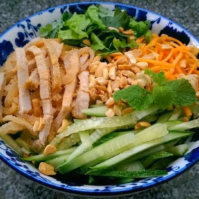 Bún bì: Nếu đến miền Tây bạn không thưởng thức món bún bì thì quả thật là một thiếu sót. Điểm hấp dẫn của bún bì không chỉ nằm ở bì, nem nướng, thịt nướng mà là việc bạn phải húp hết nước mắm để cảm nhận vị ngon của món ăn.