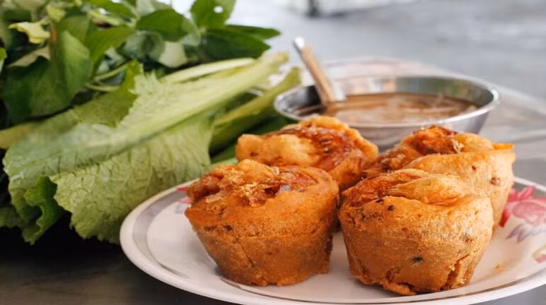 Bánh cống Cần Thơ: Là một món ăn hấp dẫn, rẻ và ngon, nếu ai đã một lần ăn thì không dễ quên được hương vị của bánh cống. Người Cần Thơ thường xem bánh cống như là thứ quà vặt nên chỉ ăn vào buổi chiều hay tối, từ sau 4 giờ chiều.