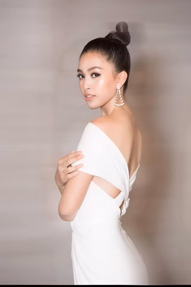 Tiểu Vy vừa quyến rũ vừa trẻ trung với váy dạ hội hở lưng tinh tế.