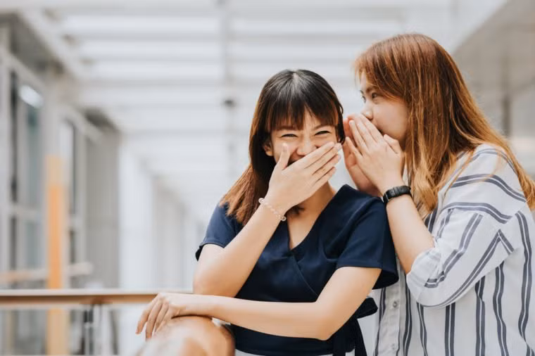 Buôn chuyện: Theo một nghiên cứu của Ý, việc buôn chuyện có thể có khả năng làm giảm căng thẳng và thúc đẩy sự gắn kết bằng cách tăng mức oxytocin ở phụ nữ. 