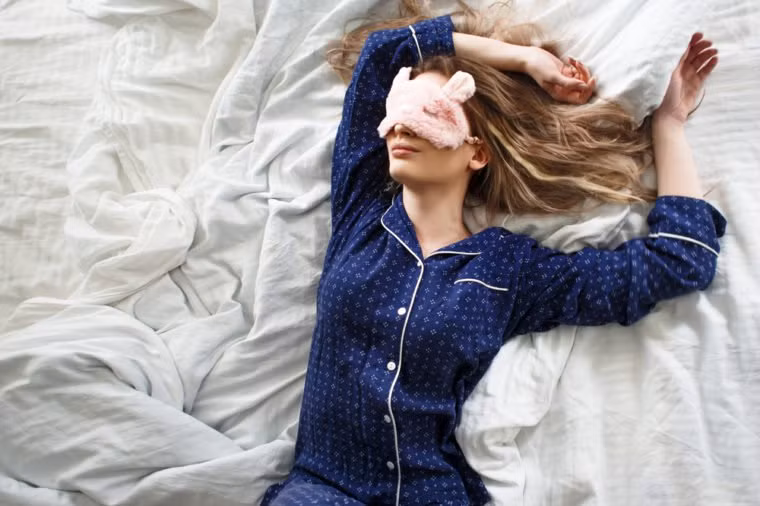 Ngủ nướng cuối tuần: Các chuyên gia khoa học về giấc ngủ đã tuyên bố rằng ngủ đến trưa (hoặc thậm chí 10 giờ sáng) sẽ gây rối loạn nhịp sinh học của bạn và làm tăng khả năng mắc bệnh tiểu đường và bệnh tim; tuy nhiên, các nhà nghiên cứu Thụy Điển đã tìm thấy một số lợi ích đáng ngạc nhiên của việc ngủ nướng cuối tuần. Khi những người cao tuổi ngủ ít hơn và họ ngủ bù vào cuối tuần thì khả năng sống lâu hơn 50%.