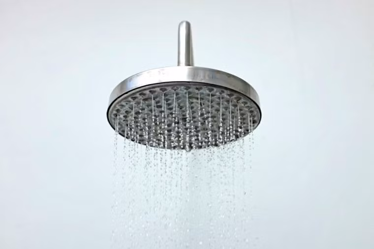 Không tắm hàng ngày: Theo các nhà khoa học tại Trung tâm khoa học di truyền học của Đại học Utah (Mỹ), tắm quá nhiều có thể gây hại cho hệ vi sinh vật người bình thường: vi khuẩn, vi rút và vi khuẩn cư trú trong và trên cơ thể mọi người. Do vậy bạn không cần tắm quá thường xuyên.