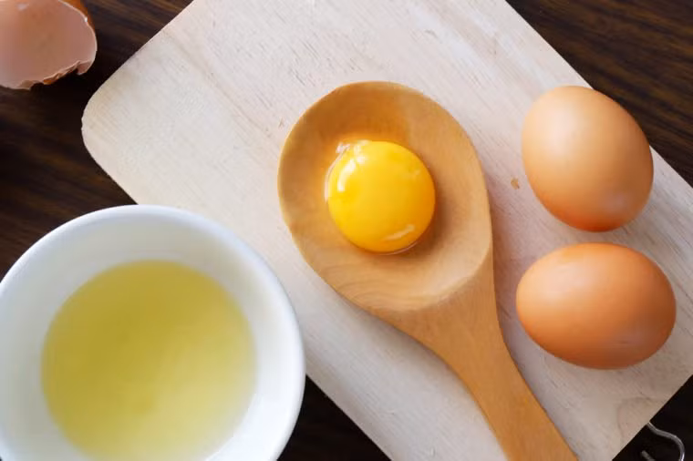 Ăn trứng: Ngày xưa cách đây không lâu, trứng được cho là có hại cho sức khỏe tim mạch giống như thuốc lá vì cholesterol. Tuy nhiên, theo một nghiên cứu mới từ Trung Quốc được công bố trên tạp chí Heart, ăn một quả trứng một ngày lòng đỏ và tất cả các con có thể thực sự làm giảm nguy cơ mắc bệnh tim mạch.