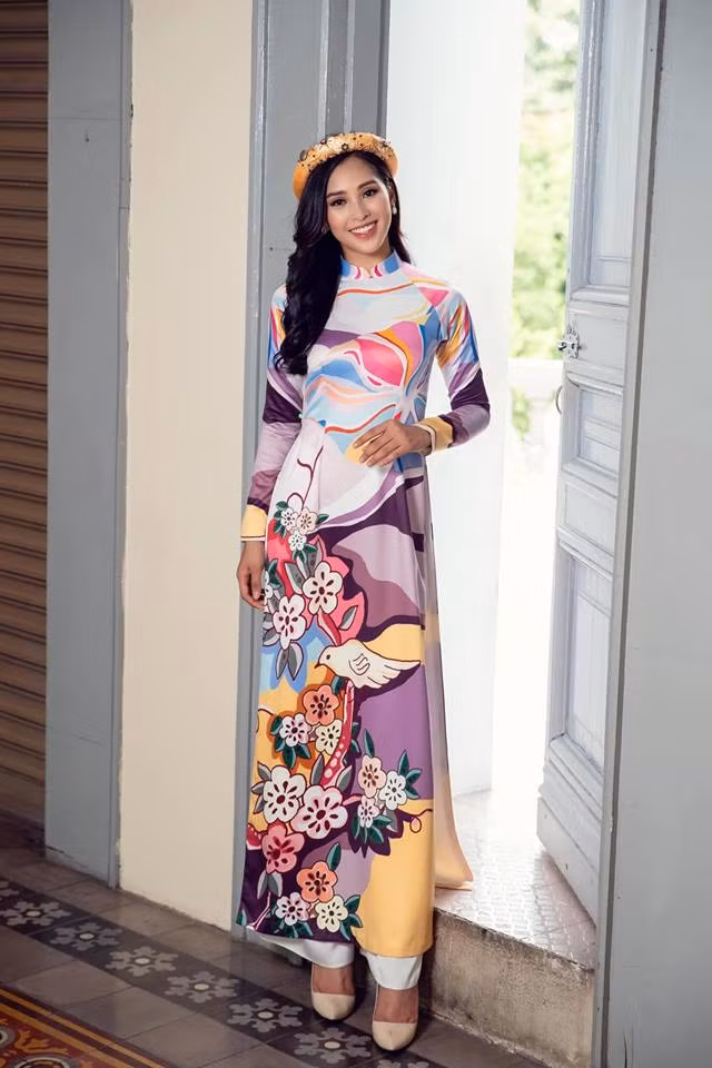 Cô diện tà áo dài họa tiết hoa lá cũng hết sức duyên dáng và thanh lịch.