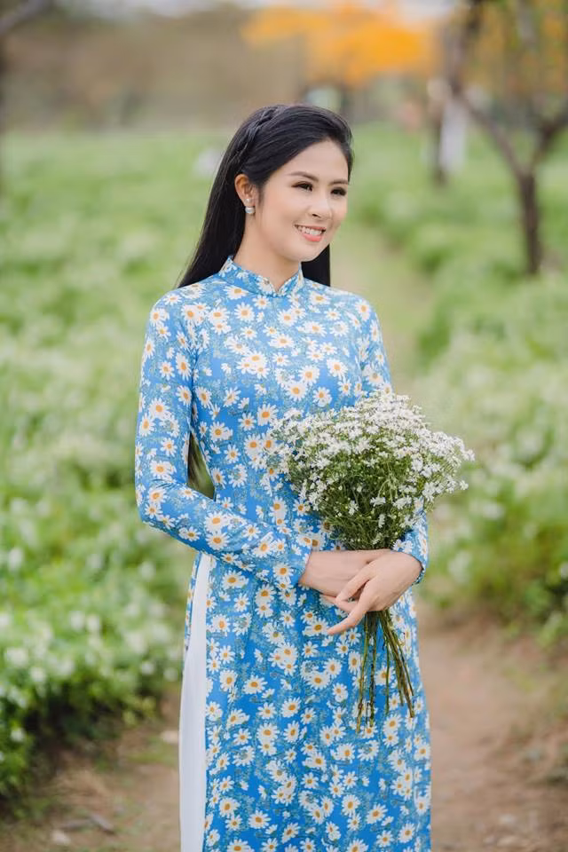 Những tà áo dài Ngọc Hân chọn mặc mang đến cho cô một hình ảnh dịu dàng, nữ tính. Ảnh: FBNV.