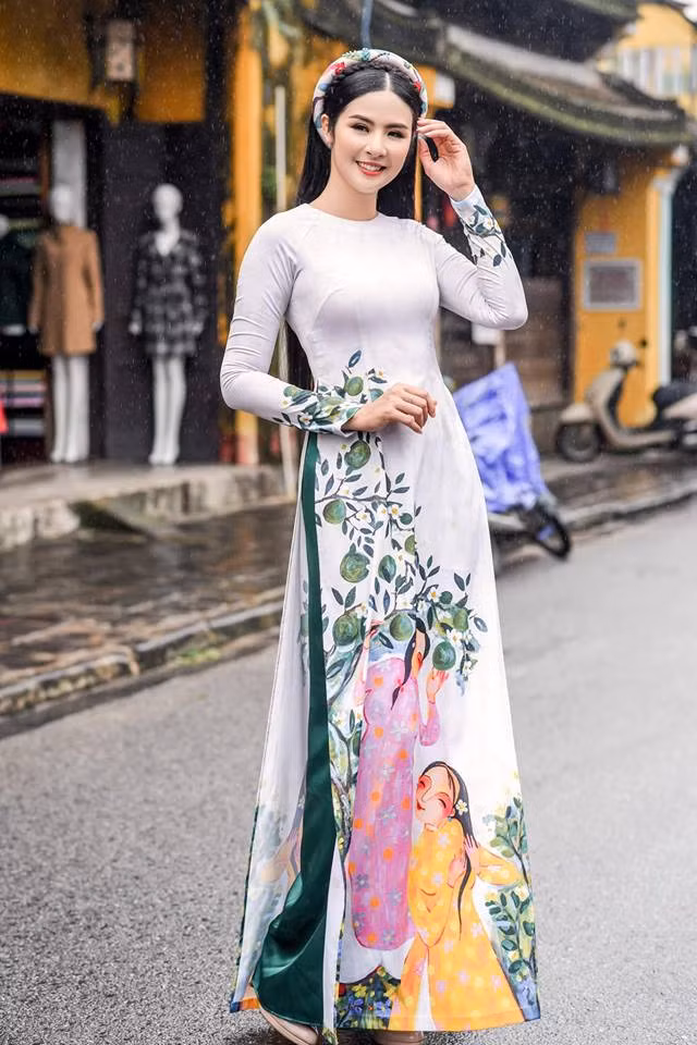 Là một trong số ít những hoa hậu có khả năng tự thiết kế áo dài và có hẳn một cửa hàng áo dài riêng, Hoa hậu Việt Nam 2010 Ngọc Hân có một tình yêu áo dài tha thiết.