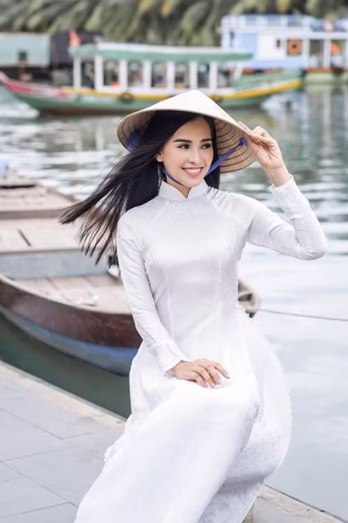 Hoa hậu Việt Nam 2018 Trần Tiểu Vy diện áo dài trắng mong manh toát lên vẻ đẹp dịu dàng đến ngẩn ngơ.