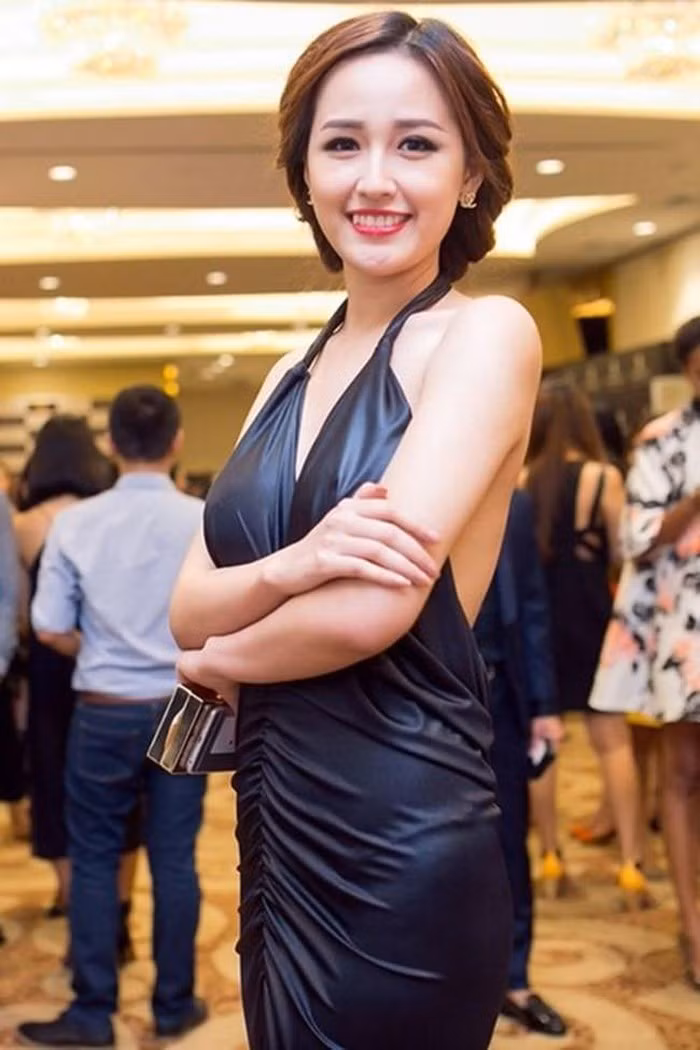 Chiếc váy có chất liệu mỏng khiến Mai Phương Thúy vô tình để lộ vết hằn nội y kém duyên.