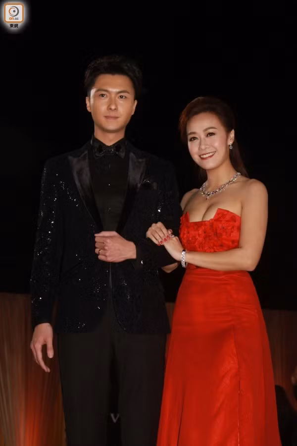 Váy cúp ngực cũng là một trong những item được cô nàng ưu ái.