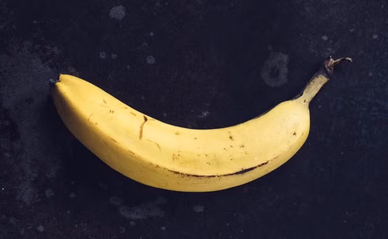 Chuối chín chứa hai enzyme tiêu hóa amylase và glucosidase. Cả hai loại enzyme này đều phân hủy carbohydrate trong thực phẩm bạn ăn và biến chúng thành đường đơn giản, cơ thể có thể dễ dàng hấp thụ hơn. 