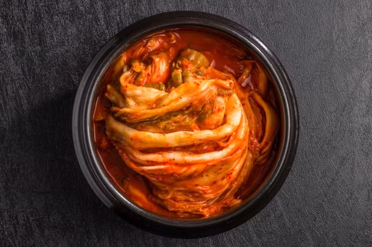 Kim chi: Giống như miso, kim chi là một loại thực phẩm lên men chứa nhiều vi khuẩn lành mạnh sản xuất các enzyme tiêu hóa tốt đường ruột.
