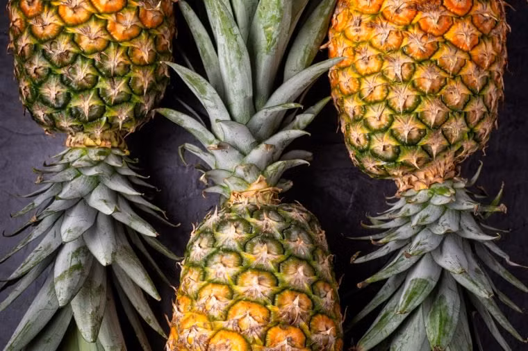 Dứa có chứa bromelain, một protease. Ăn dứa cùng với thực phẩm giàu protein hỗ trợ tiêu hóa bữa ăn. Dứa là một trong những loại trái cây tốt nhất cho cơ thể bạn.